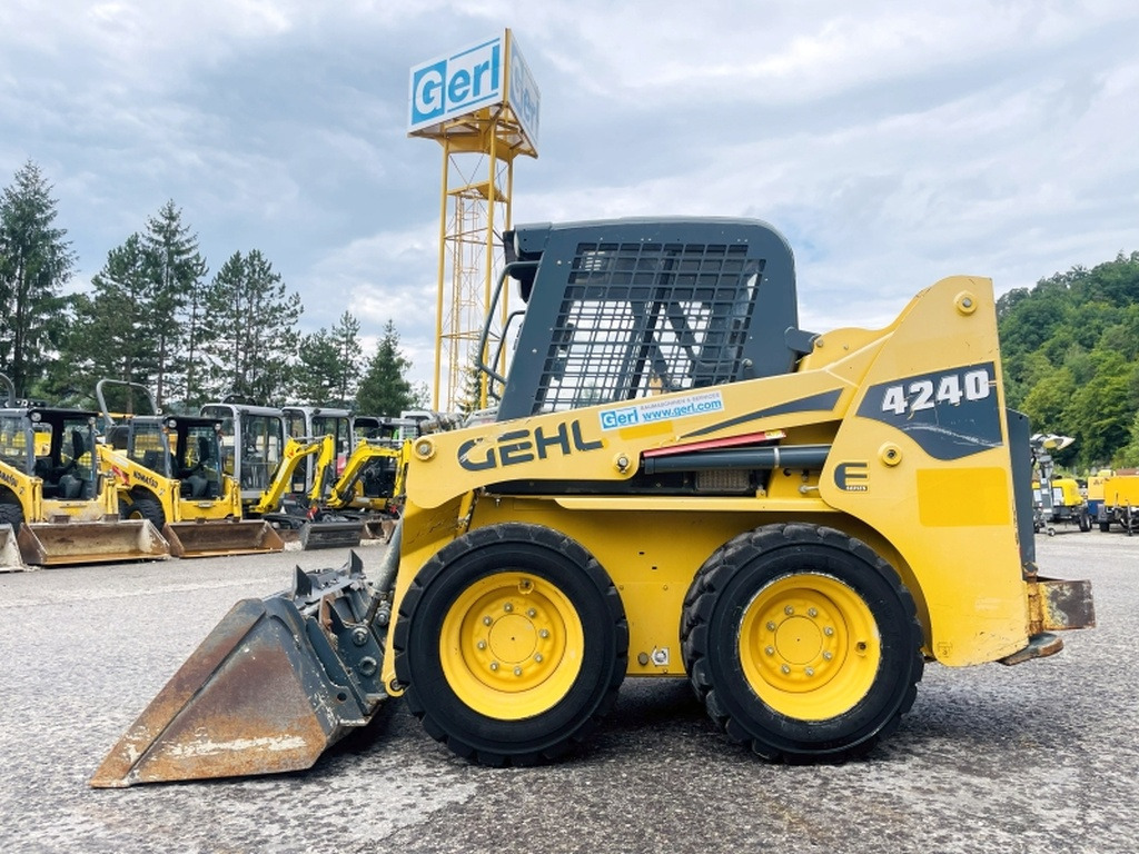 Gehl SL4240 (4035) - Мини челен товарач: снимка 1 Gehl SL4240 (4035) - Мини челен товарач: снимка 1