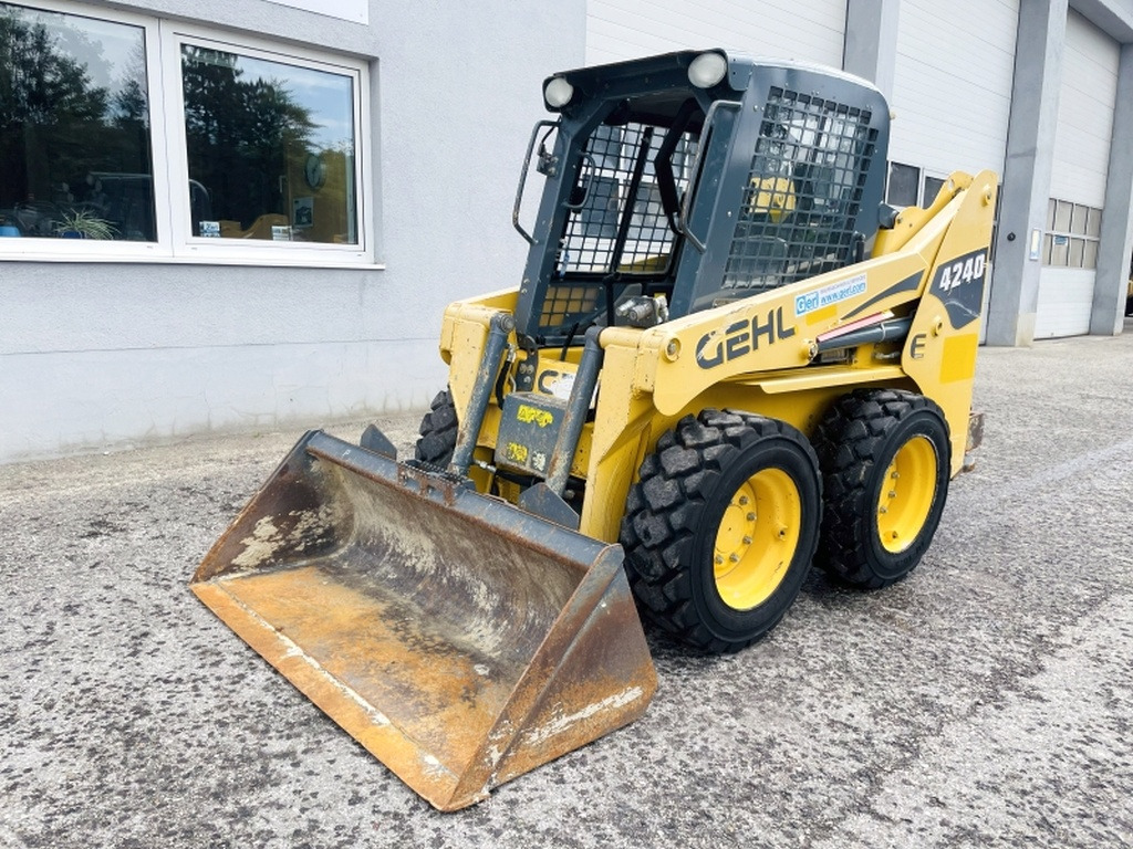 Gehl SL4240 (4035) - Мини челен товарач: снимка 4 Gehl SL4240 (4035) - Мини челен товарач: снимка 4