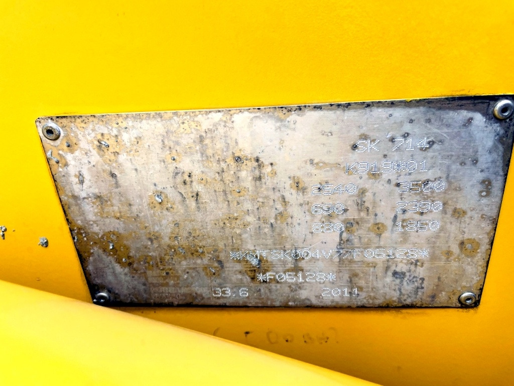 Komatsu SK714-5 (3947) - Мини челен товарач: снимка 3 Komatsu SK714-5 (3947) - Мини челен товарач: снимка 3