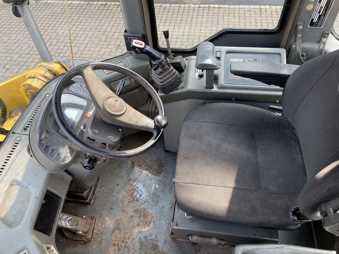 Komatsu WA270-3 - Колесен товарач: снимка 3 Komatsu WA270-3 - Колесен товарач: снимка 3