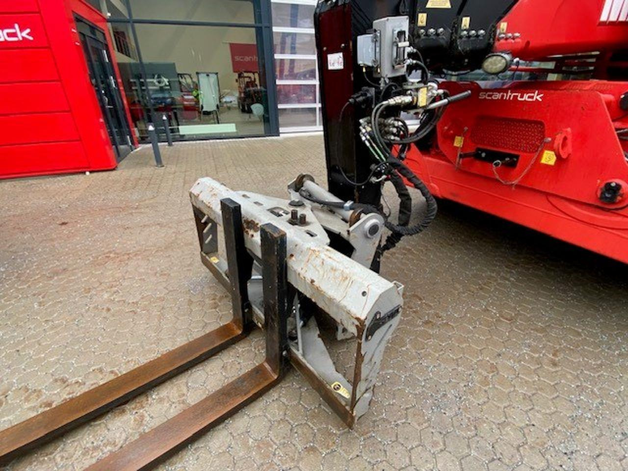 Телескопичен товарач Manitou MRT2470P+ ST4: снимка 7