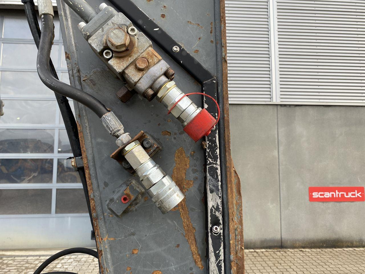 Верижен багер Volvo EC140: снимка 9