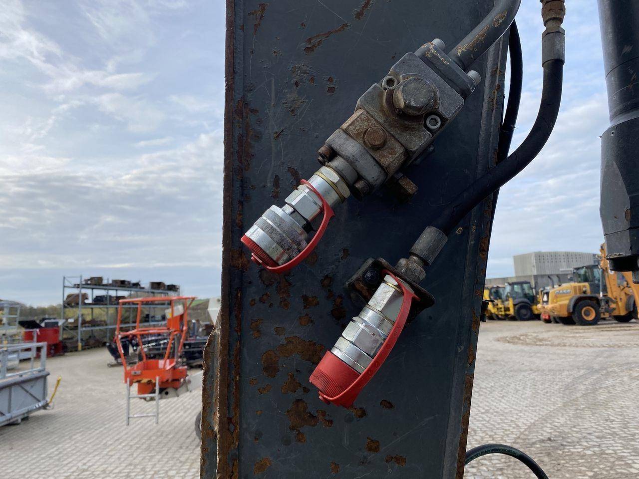 Верижен багер Volvo EC140: снимка 10