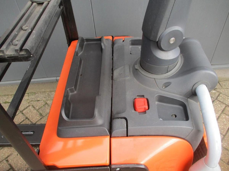 Toyota LPE200 - Палетна количка: снимка 3 Toyota LPE200 - Палетна количка: снимка 3