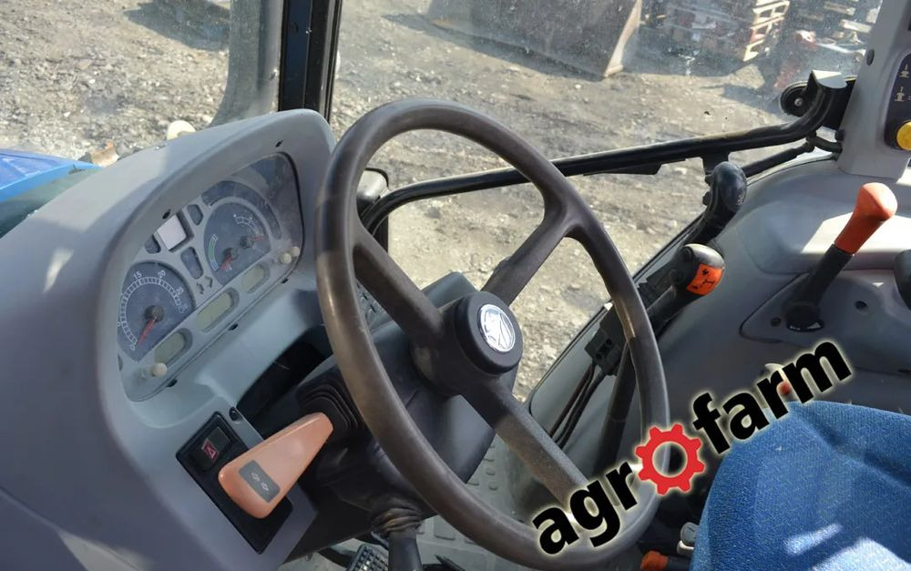 New Holland T5050 skrzynia silnik most obudowa piasta blok zawór - Скоростна кутия за Селскостопанска техника: снимка 4 New Holland T5050 skrzynia silnik most obudowa piasta blok zawór - Скоростна кутия за Селскостопанска техника: снимка 4