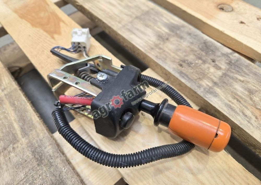 Przełącznik rewersu Valtra T171, T181, T191, 8550 - Електрическа система: снимка 1 Przełącznik rewersu Valtra T171, T181, T191, 8550 - Електрическа система: снимка 1