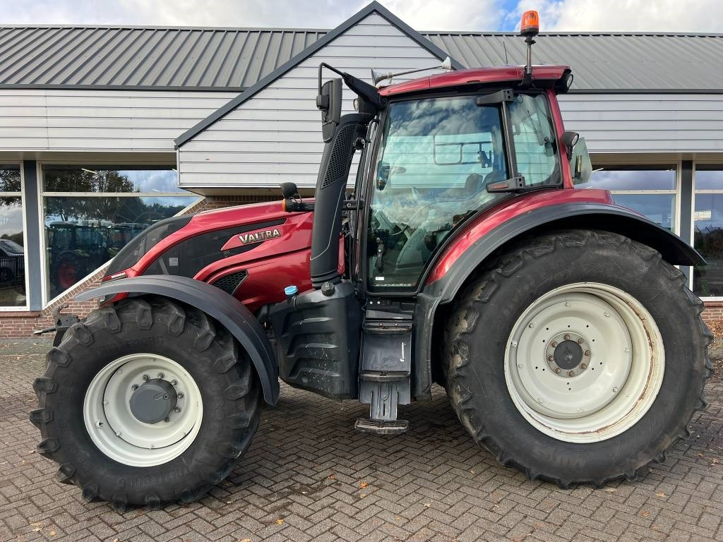 Valtra T 174 Versu - Трактор: снимка 2 Valtra T 174 Versu - Трактор: снимка 2