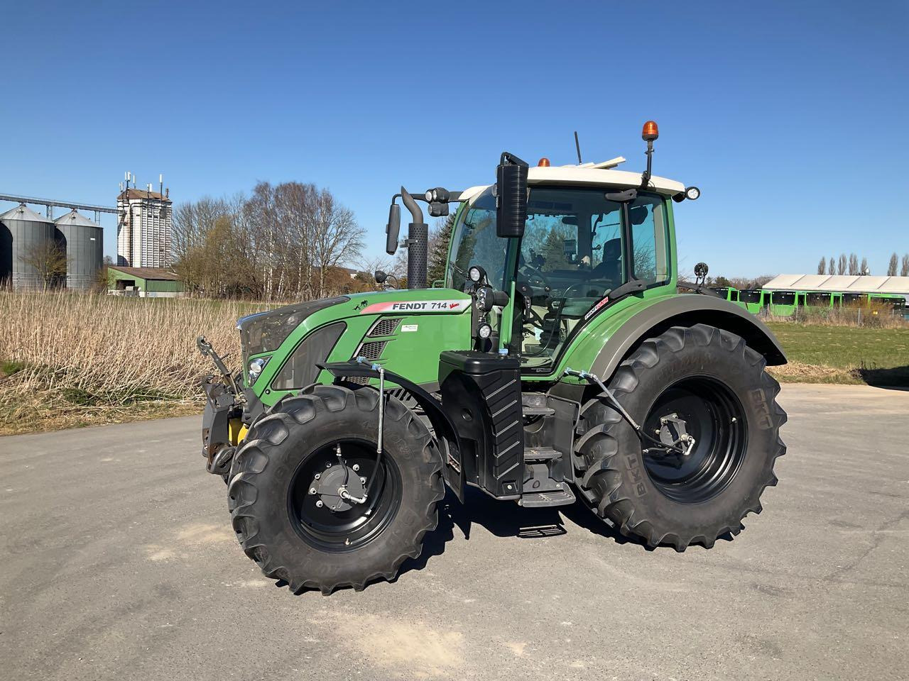 Fendt Vario 714 SCR Profi Plus - Трактор: снимка 1 Fendt Vario 714 SCR Profi Plus - Трактор: снимка 1