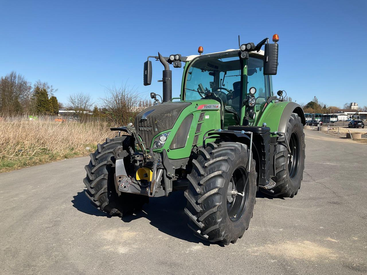 Fendt Vario 714 SCR Profi Plus - Трактор: снимка 2 Fendt Vario 714 SCR Profi Plus - Трактор: снимка 2