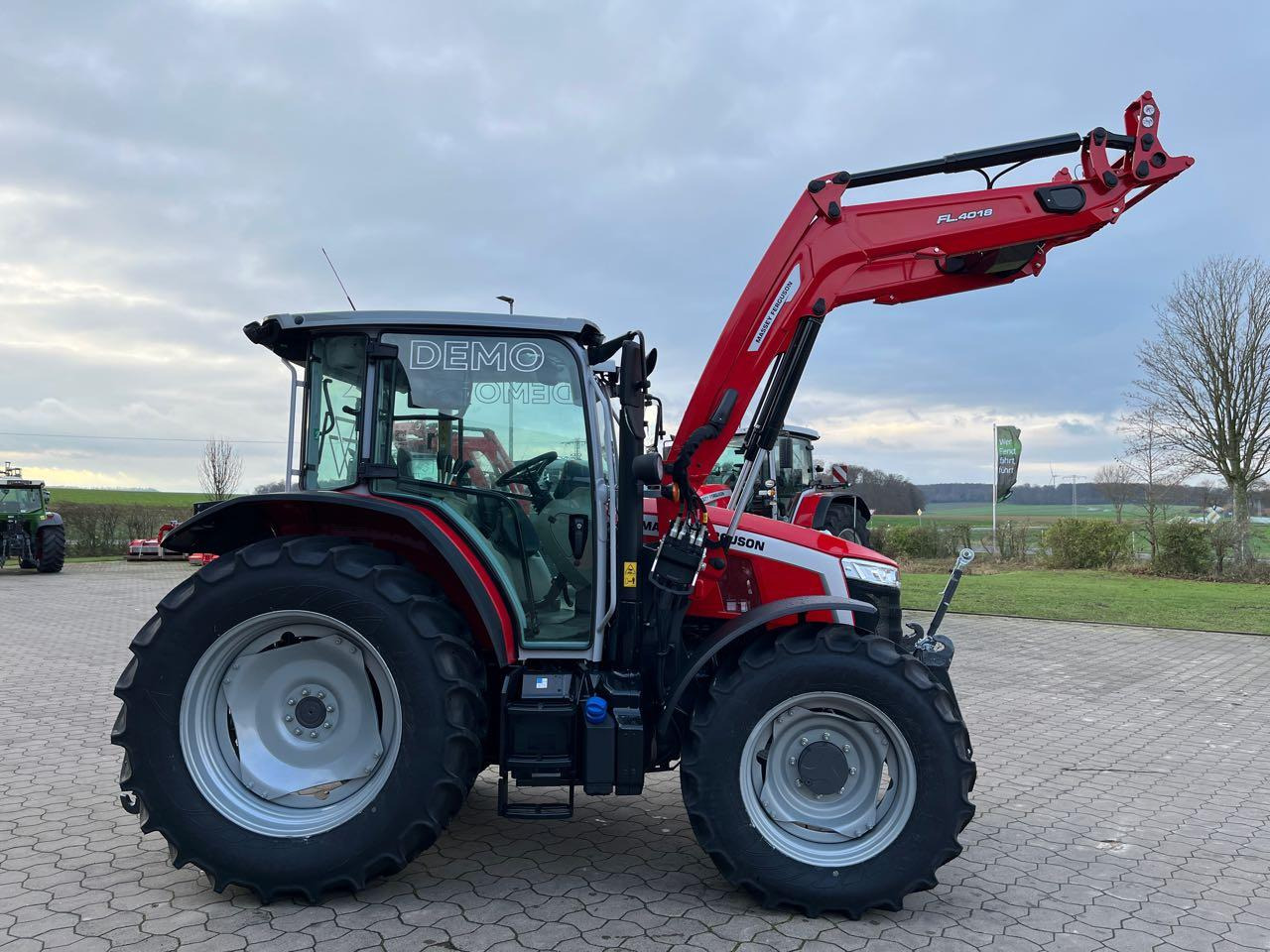 Massey Ferguson 5M.115 Dyna-4 Essential - Трактор: снимка 2 Massey Ferguson 5M.115 Dyna-4 Essential - Трактор: снимка 2