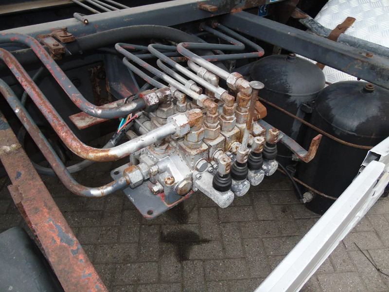 Камион с кран DAF CF 85.380 + MANUAL + HMF 1680 + HYVA + 6X2: снимка 12