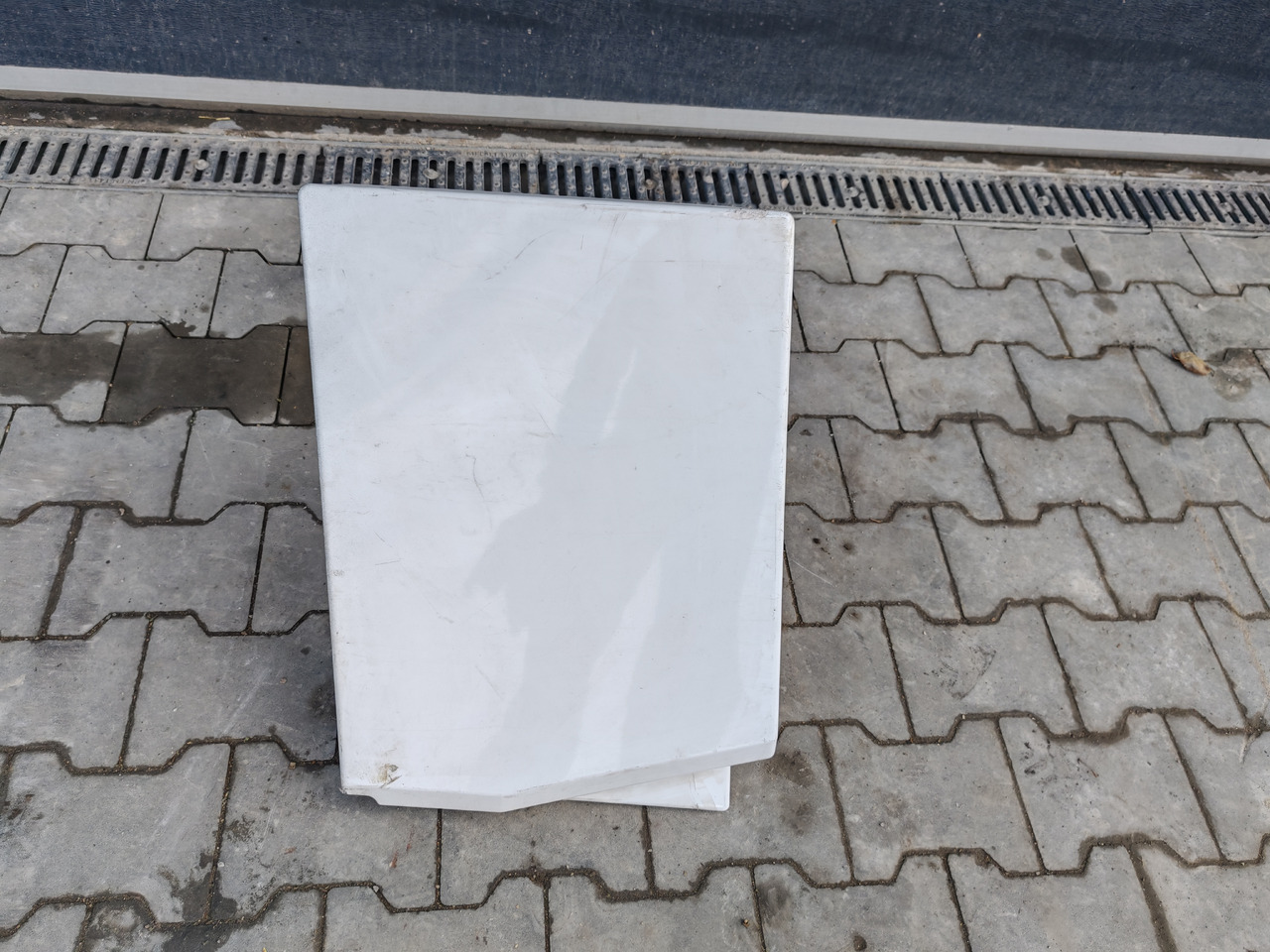 RENAULT RANGE T EURO 6 / HIGH CAB / LEFT SPOILER EXTENDER - Аеродинамика/ Спойлер: снимка 2 RENAULT RANGE T EURO 6 / HIGH CAB / LEFT SPOILER EXTENDER - Аеродинамика/ Спойлер: снимка 2