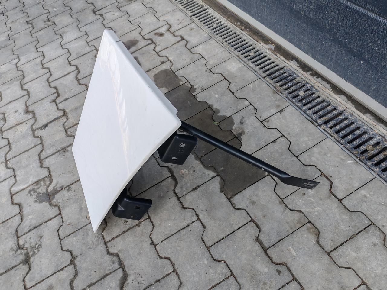 RENAULT RANGE T EURO 6 / HIGH CAB / RIGHT SPOILER EXTENDER - Аеродинамика/ Спойлер: снимка 3 RENAULT RANGE T EURO 6 / HIGH CAB / RIGHT SPOILER EXTENDER - Аеродинамика/ Спойлер: снимка 3