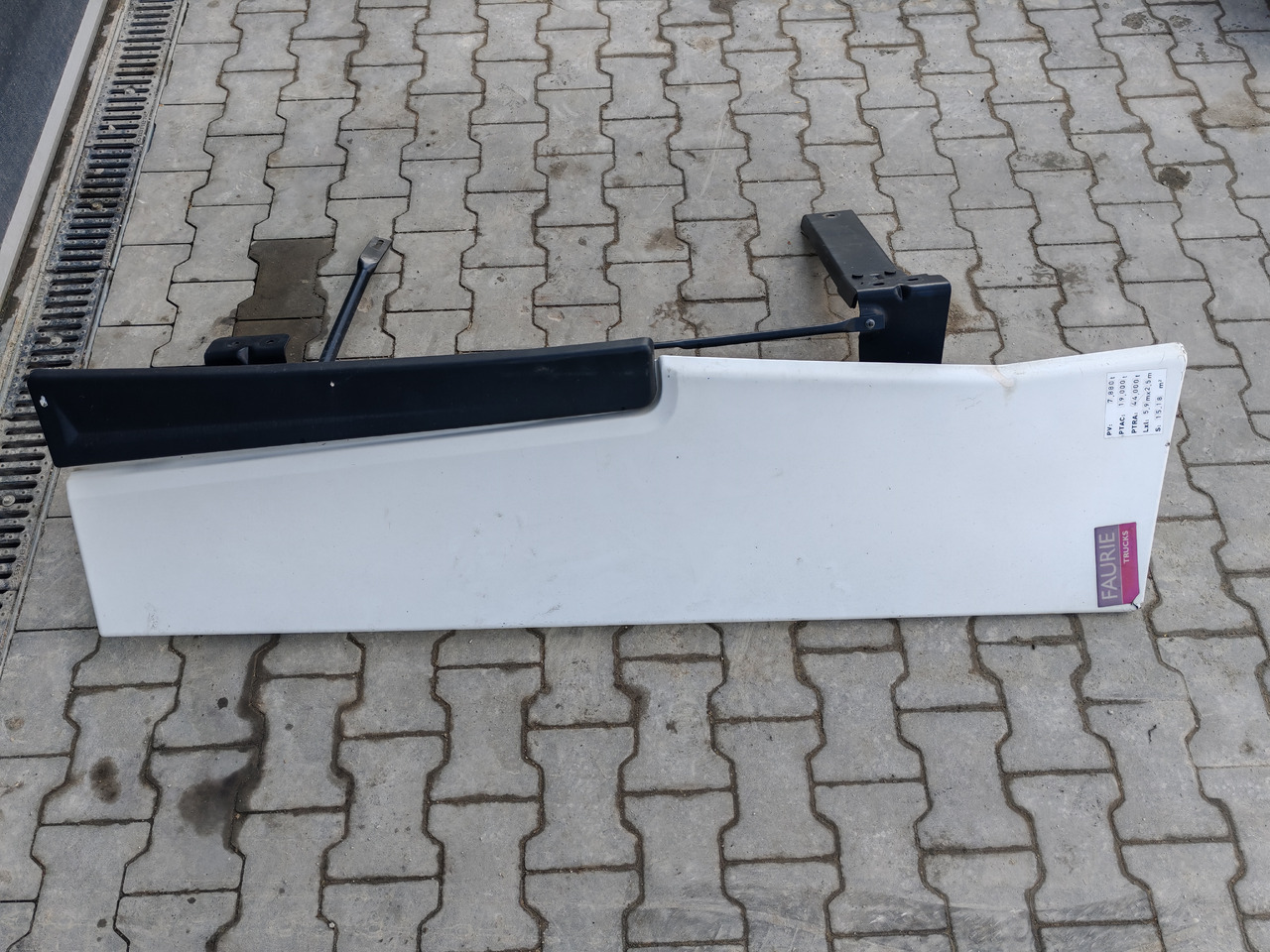 RENAULT RANGE T EURO 6 / HIGH CAB / RIGHT SPOILER - Аеродинамика/ Спойлер: снимка 3 RENAULT RANGE T EURO 6 / HIGH CAB / RIGHT SPOILER - Аеродинамика/ Спойлер: снимка 3