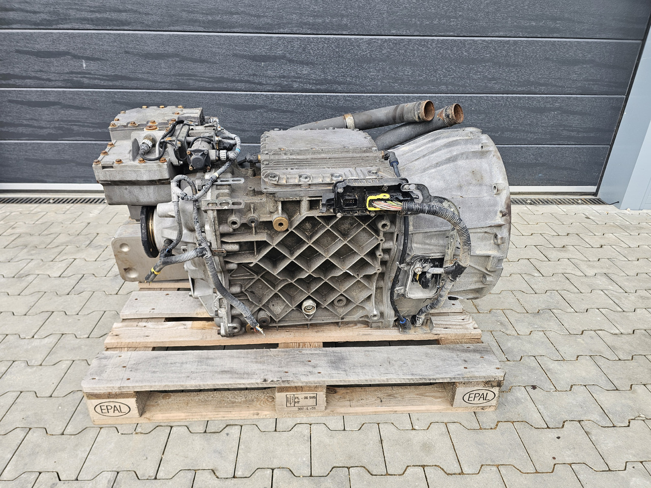 VOLVO FH FM FMX / SPO2812 / RETARDER / CRAWLER / COMPLETE GEARBOX - Скоростна кутия: снимка 2 VOLVO FH FM FMX / SPO2812 / RETARDER / CRAWLER / COMPLETE GEARBOX - Скоростна кутия: снимка 2