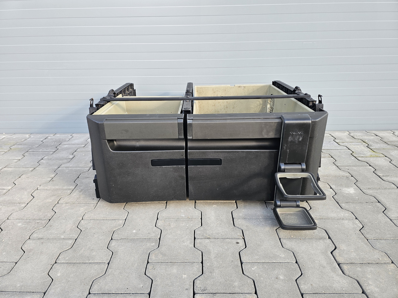 VOLVO FH4 / CABIN UNDERBED STORAGE / 23538347 23538293 - Кабина и интериор: снимка 2 VOLVO FH4 / CABIN UNDERBED STORAGE / 23538347 23538293 - Кабина и интериор: снимка 2