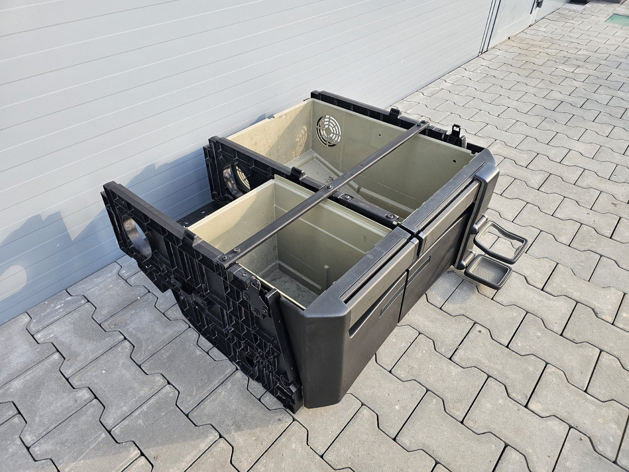 VOLVO FH4 / CABIN UNDERBED STORAGE / 23538347 23538293 - Кабина и интериор: снимка 3 VOLVO FH4 / CABIN UNDERBED STORAGE / 23538347 23538293 - Кабина и интериор: снимка 3