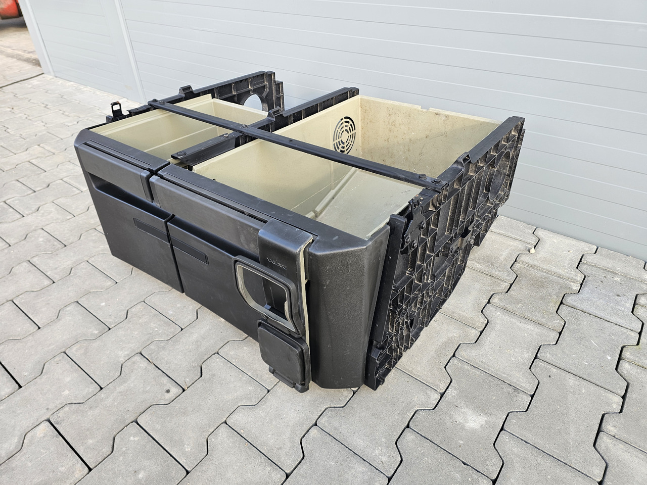 VOLVO FH4 / CABIN UNDERBED STORAGE / 23538347 23538293 - Кабина и интериор: снимка 4 VOLVO FH4 / CABIN UNDERBED STORAGE / 23538347 23538293 - Кабина и интериор: снимка 4