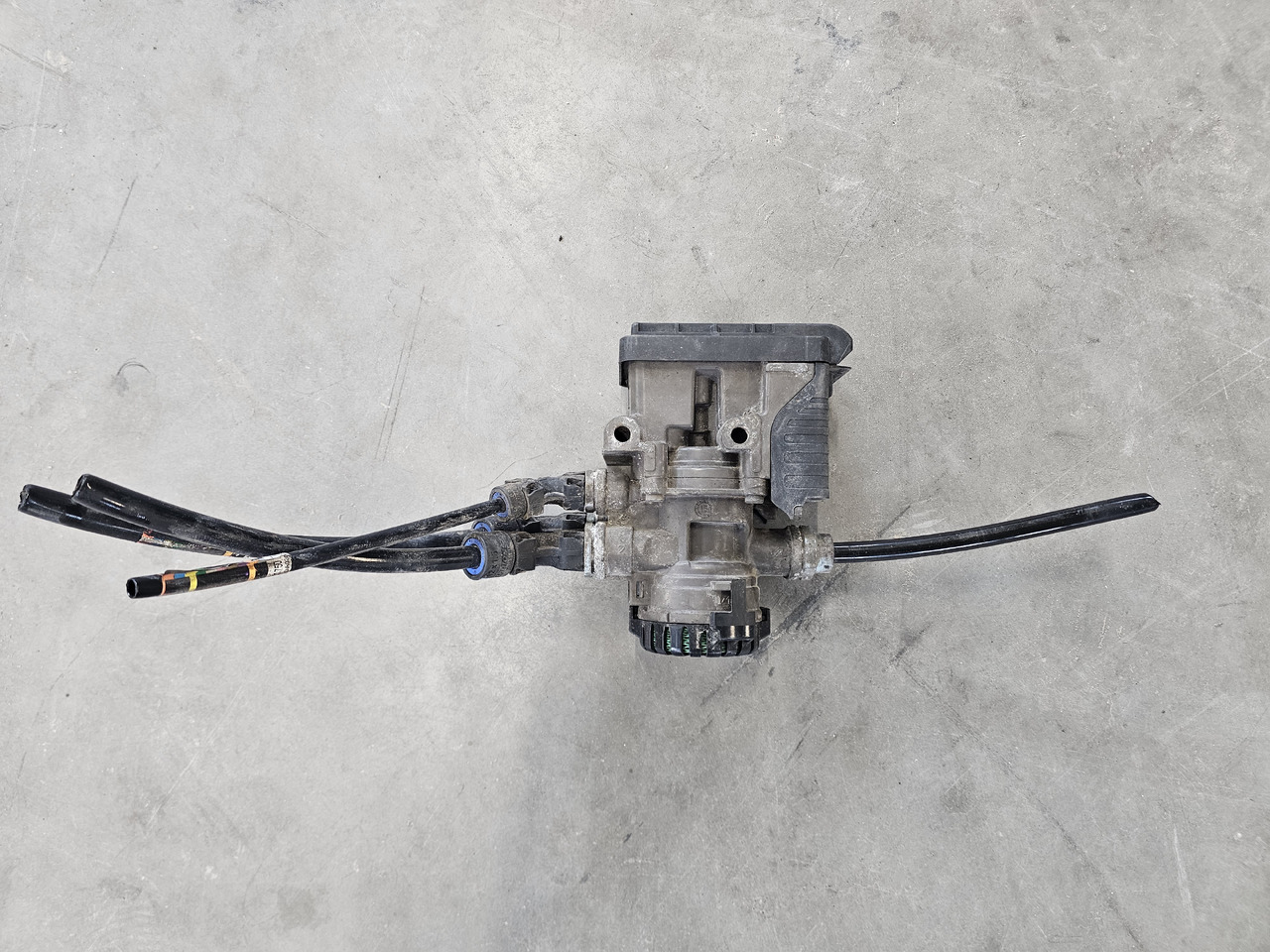 VOLVO FH4 FM4 EURO 6 / EBS VALVE FRONT / 22225550 - Спирачен клапан: снимка 2 VOLVO FH4 FM4 EURO 6 / EBS VALVE FRONT / 22225550 - Спирачен клапан: снимка 2