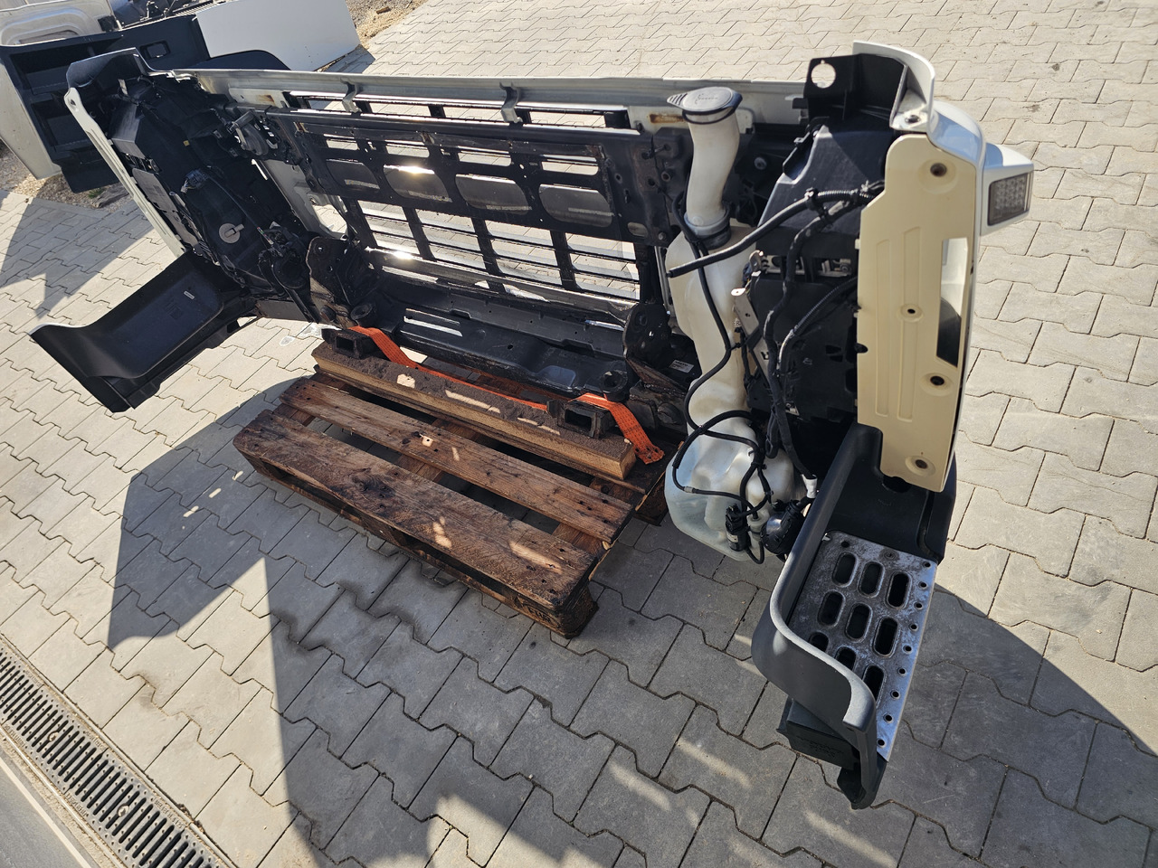 VOLVO FM 3 / COMPLETE FRONT BUMPER - Броня: снимка 4 VOLVO FM 3 / COMPLETE FRONT BUMPER - Броня: снимка 4