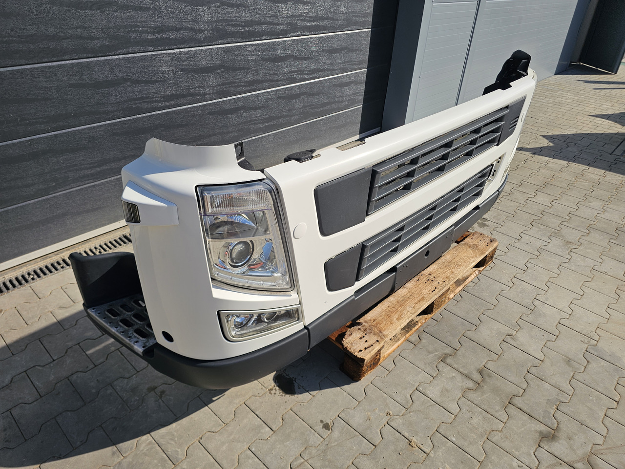 VOLVO FM 3 / COMPLETE FRONT BUMPER - Броня: снимка 2 VOLVO FM 3 / COMPLETE FRONT BUMPER - Броня: снимка 2
