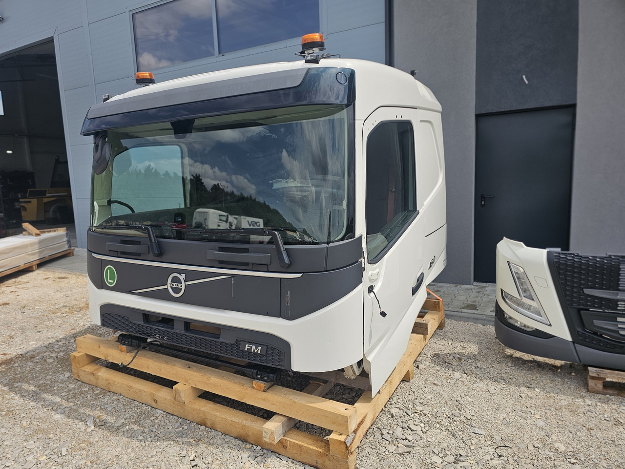 VOLVO FM5 LOW ROOF / L2 H1 / COMPLETE CAB / 2022 - Кабина: снимка 1 VOLVO FM5 LOW ROOF / L2 H1 / COMPLETE CAB / 2022 - Кабина: снимка 1