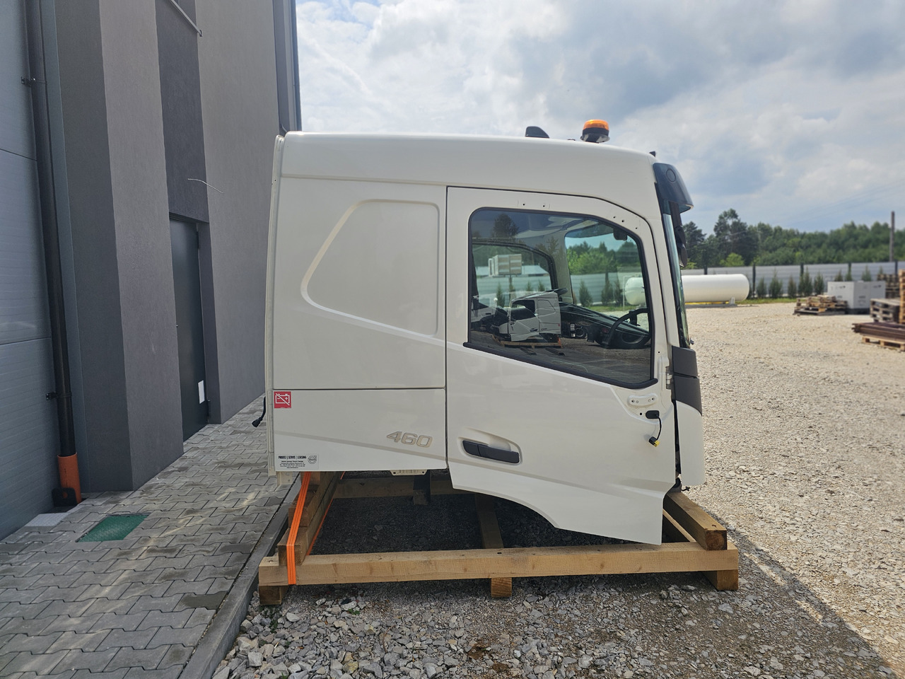 VOLVO FM5 LOW ROOF / L2 H1 / COMPLETE CAB / 2022 - Кабина: снимка 4 VOLVO FM5 LOW ROOF / L2 H1 / COMPLETE CAB / 2022 - Кабина: снимка 4