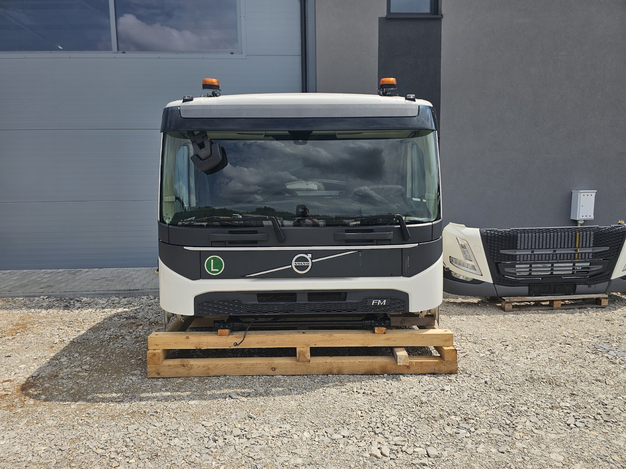 VOLVO FM5 LOW ROOF / L2 H1 / COMPLETE CAB / 2022 - Кабина: снимка 3 VOLVO FM5 LOW ROOF / L2 H1 / COMPLETE CAB / 2022 - Кабина: снимка 3