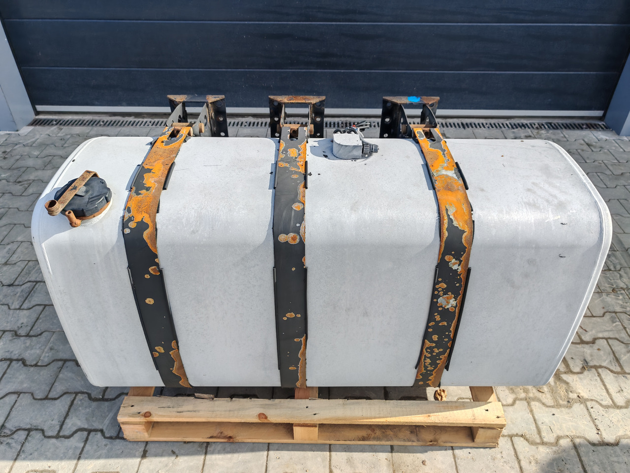 VOLVO RENAULT / ALU FUEL TANK 143x69x71 / 570L / 20503509 - Резервоар за гориво: снимка 2 VOLVO RENAULT / ALU FUEL TANK 143x69x71 / 570L / 20503509 - Резервоар за гориво: снимка 2