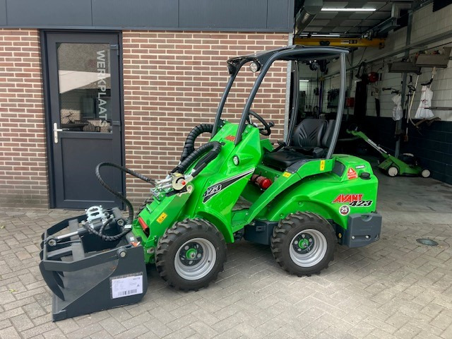 AVANT 423 TDL miniloader - Компактен товарач: снимка 1 AVANT 423 TDL miniloader - Компактен товарач: снимка 1