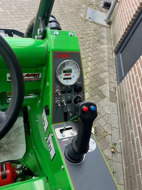 AVANT 423 TDL miniloader - Компактен товарач: снимка 4 AVANT 423 TDL miniloader - Компактен товарач: снимка 4