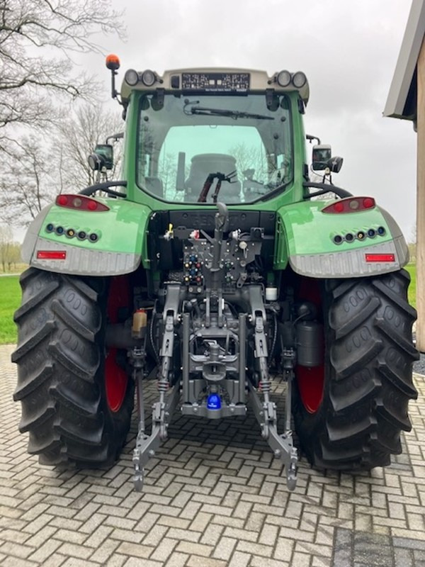 FENDT 724 profi plus - Трактор: снимка 3 FENDT 724 profi plus - Трактор: снимка 3