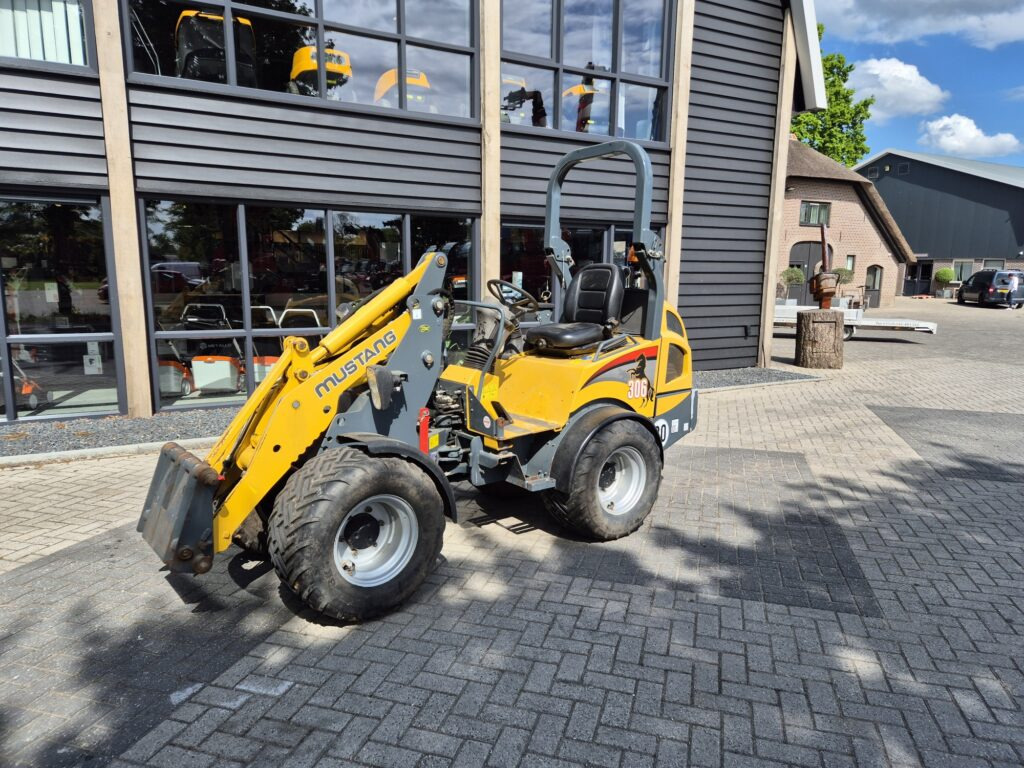 MUSTANG AL 306 miniloader - Компактен товарач: снимка 2 MUSTANG AL 306 miniloader - Компактен товарач: снимка 2