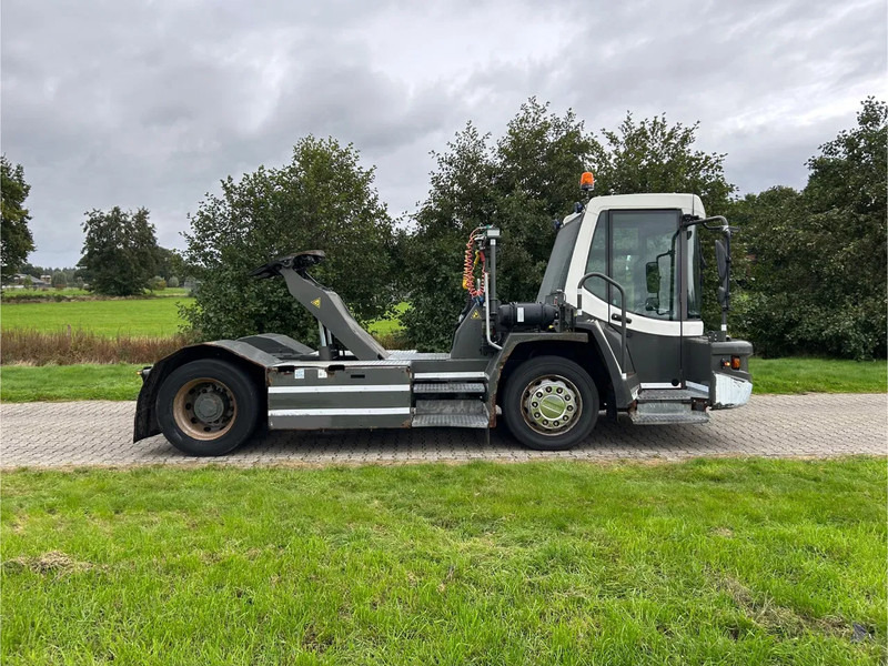 Terberg DT 183 | DISTRIBUTION TERMINAL | 8949 HOURS !!!! | LOW STEPS - Терминален влекач: снимка 4 Terberg DT 183 | DISTRIBUTION TERMINAL | 8949 HOURS !!!! | LOW STEPS - Терминален влекач: снимка 4
