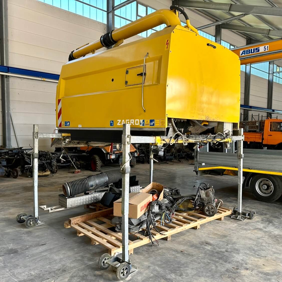 Unimog Aufbaukehrmaschine Trilety SK-370 - Мотометачна машина: снимка 1 Unimog Aufbaukehrmaschine Trilety SK-370 - Мотометачна машина: снимка 1