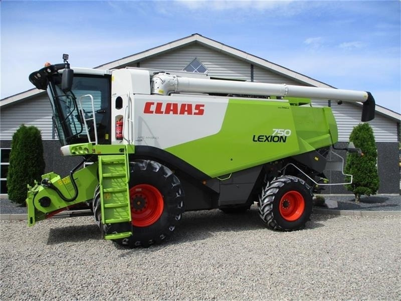 Claas LEXION 750 Gårdmaskine med V900 skærebord. - Зърнокомбайн: снимка 1 Claas LEXION 750 Gårdmaskine med V900 skærebord. - Зърнокомбайн: снимка 1