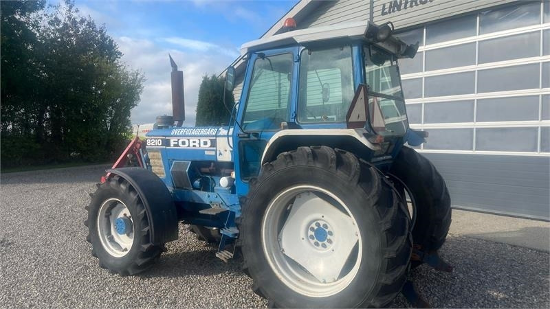 Ford 8210 Force II Med frontlift - Трактор: снимка 3 Ford 8210 Force II Med frontlift - Трактор: снимка 3