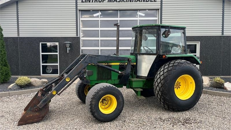 John Deere 1640 Med græsdæk og frontlæsser - Трактор: снимка 1 John Deere 1640 Med græsdæk og frontlæsser - Трактор: снимка 1
