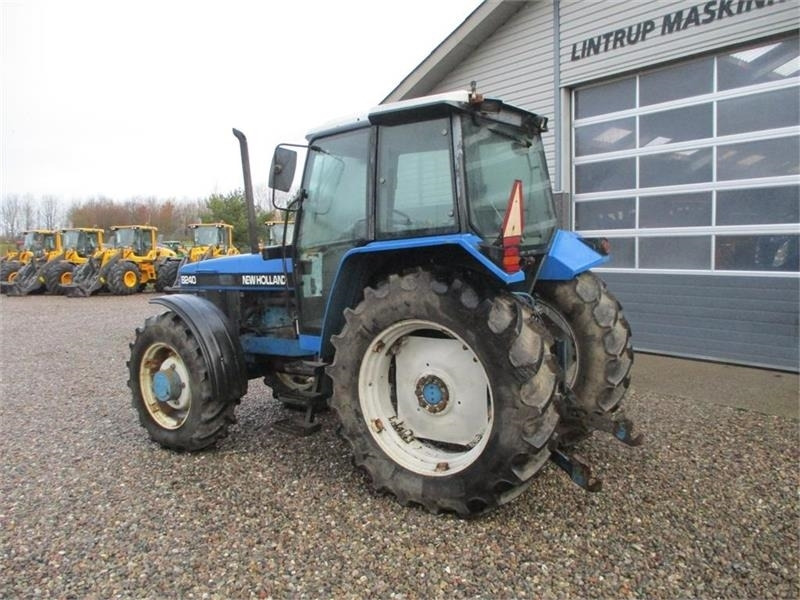 New Holland 8240 SLE Med frontlift og frontPTO - Трактор: снимка 3 New Holland 8240 SLE Med frontlift og frontPTO - Трактор: снимка 3