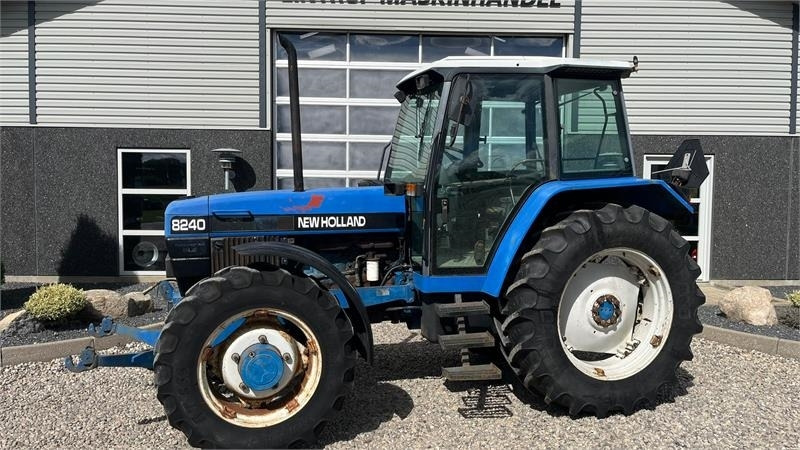 New Holland 8240 SLE Med frontlift og frontPTO - Трактор: снимка 1 New Holland 8240 SLE Med frontlift og frontPTO - Трактор: снимка 1