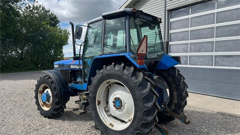 New Holland 8240 SLE Med frontlift og frontPTO - Трактор: снимка 3 New Holland 8240 SLE Med frontlift og frontPTO - Трактор: снимка 3