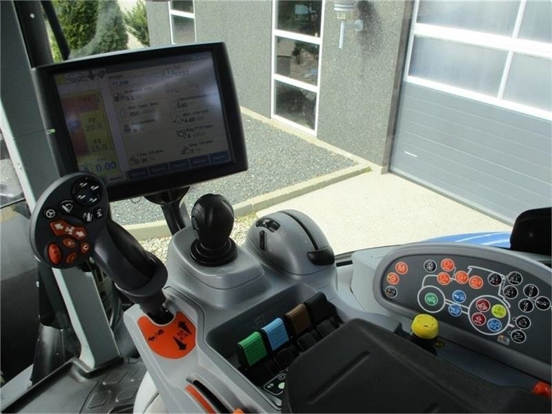 New Holland T7.230 AutoCommand, meget velholdt traktor - Трактор: снимка 4 New Holland T7.230 AutoCommand, meget velholdt traktor - Трактор: снимка 4