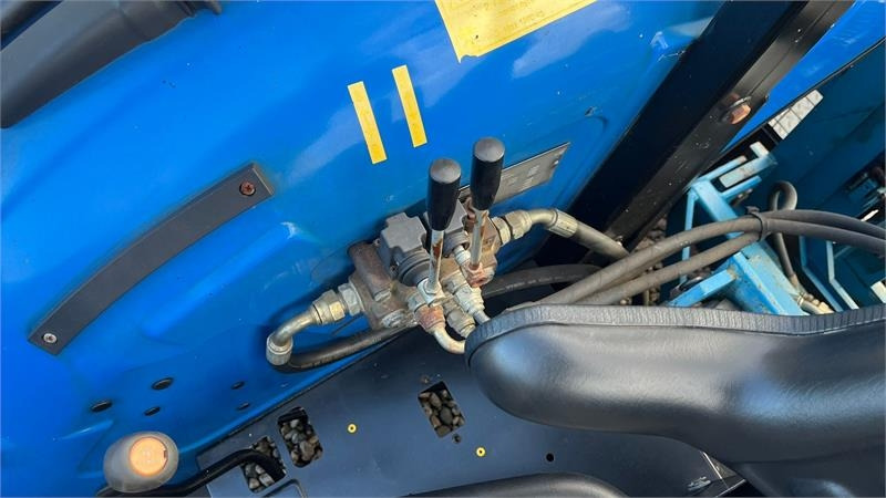 Трактор New Holland TN55D Med Byggelift: снимка 6 Трактор New Holland TN55D Med Byggelift: снимка 6