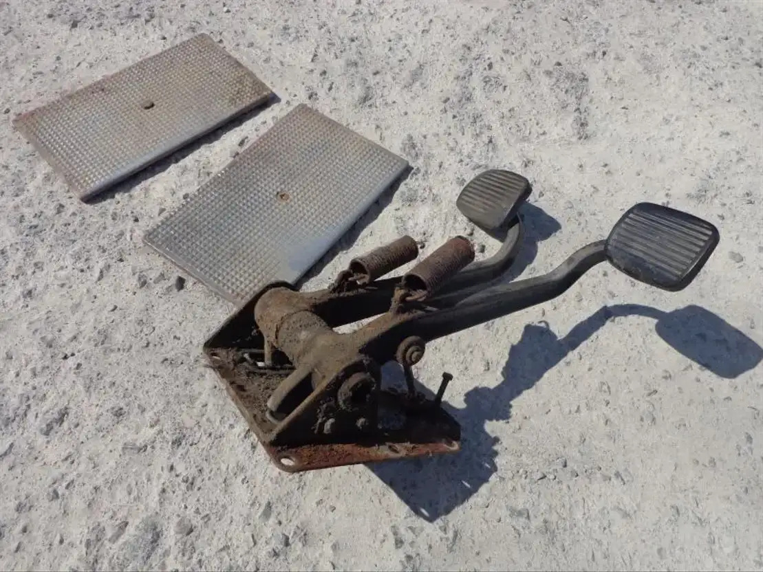 Scania Brake AND Clutch Pedal From Scania LB 0 AND LB1 Serie - Педал за Камион: снимка 4 Scania Brake AND Clutch Pedal From Scania LB 0 AND LB1 Serie - Педал за Камион: снимка 4