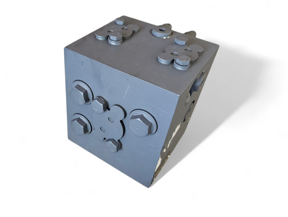 Case ND136679 - Хидравличен клапан за Строителна техника: снимка 3 Case ND136679 - Хидравличен клапан за Строителна техника: снимка 3