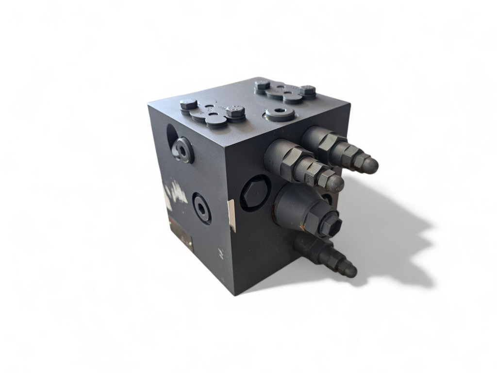 Case ND136679 - Хидравличен клапан за Строителна техника: снимка 2 Case ND136679 - Хидравличен клапан за Строителна техника: снимка 2