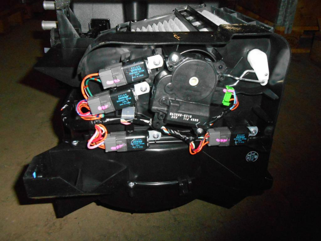 Caterpillar 2299081 - Част от климатичната система за Строителна техника: снимка 5 Caterpillar 2299081 - Част от климатичната система за Строителна техника: снимка 5