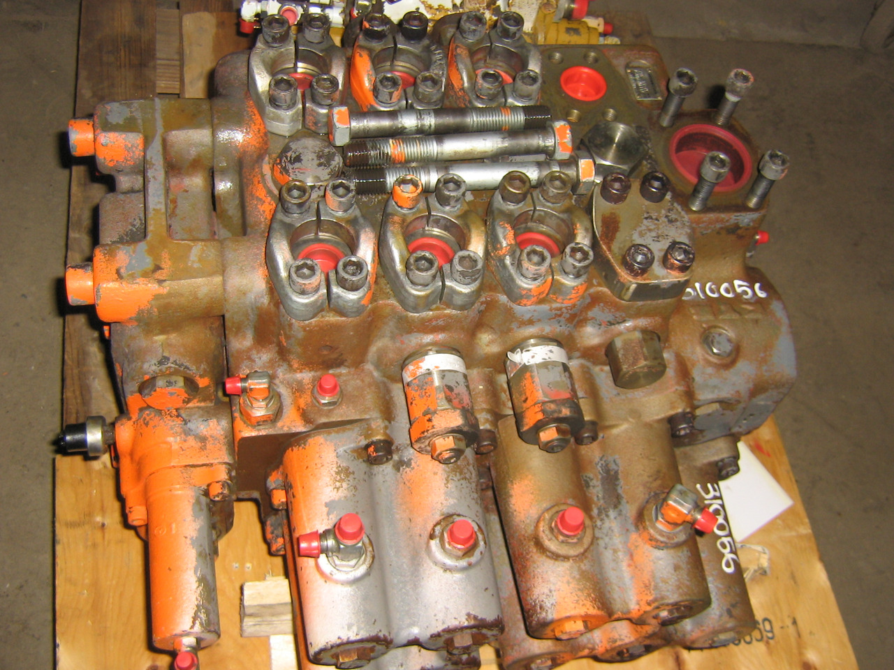 Hitachi 4219029 - 21170-70014 - Хидравличен клапан за Строителна техника: снимка 1 Hitachi 4219029 - 21170-70014 - Хидравличен клапан за Строителна техника: снимка 1