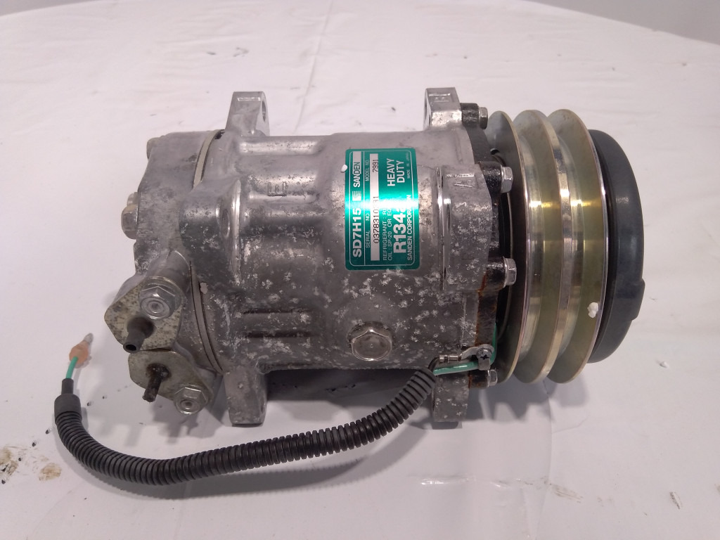Hitachi 4388086 - Компресор климатик за Строителна техника: снимка 3 Hitachi 4388086 - Компресор климатик за Строителна техника: снимка 3