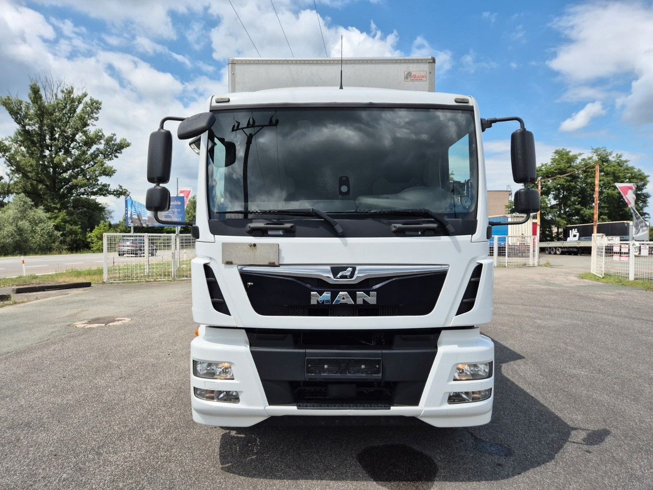MAN TGM 15.250 - Камион фургон: снимка 2 MAN TGM 15.250 - Камион фургон: снимка 2